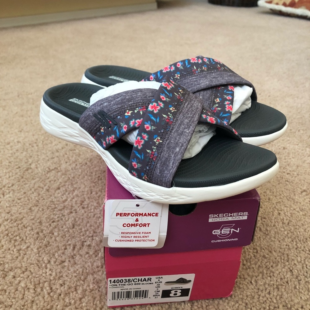 NWT Skechers On The Go Size 8